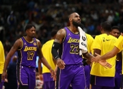 九游体育官网-NBA球员在比赛中迎来生涯首个三双表现