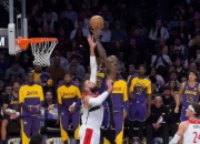 九游体育app-湖人客场输球，詹姆斯空破三双