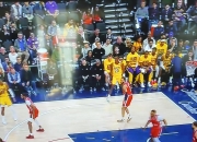 九游体育网页版入口-湖人队员探讨球场策略，为下场比赛作准备的简单介绍