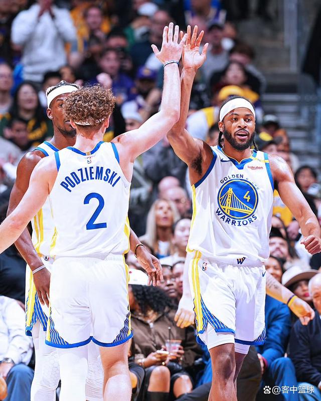 湖人vs勇士大战一触即发,球迷瞩目 湖人vs勇士大战一触即发,球迷瞩目