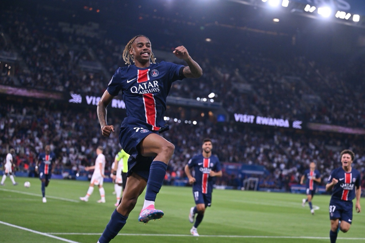 重返领跑:巴黎圣日耳曼主场大胜利物浦,暂居法甲榜首的简单介绍 重返领跑:巴黎圣日耳曼主场大胜利物浦,暂居法甲榜首的简单介绍