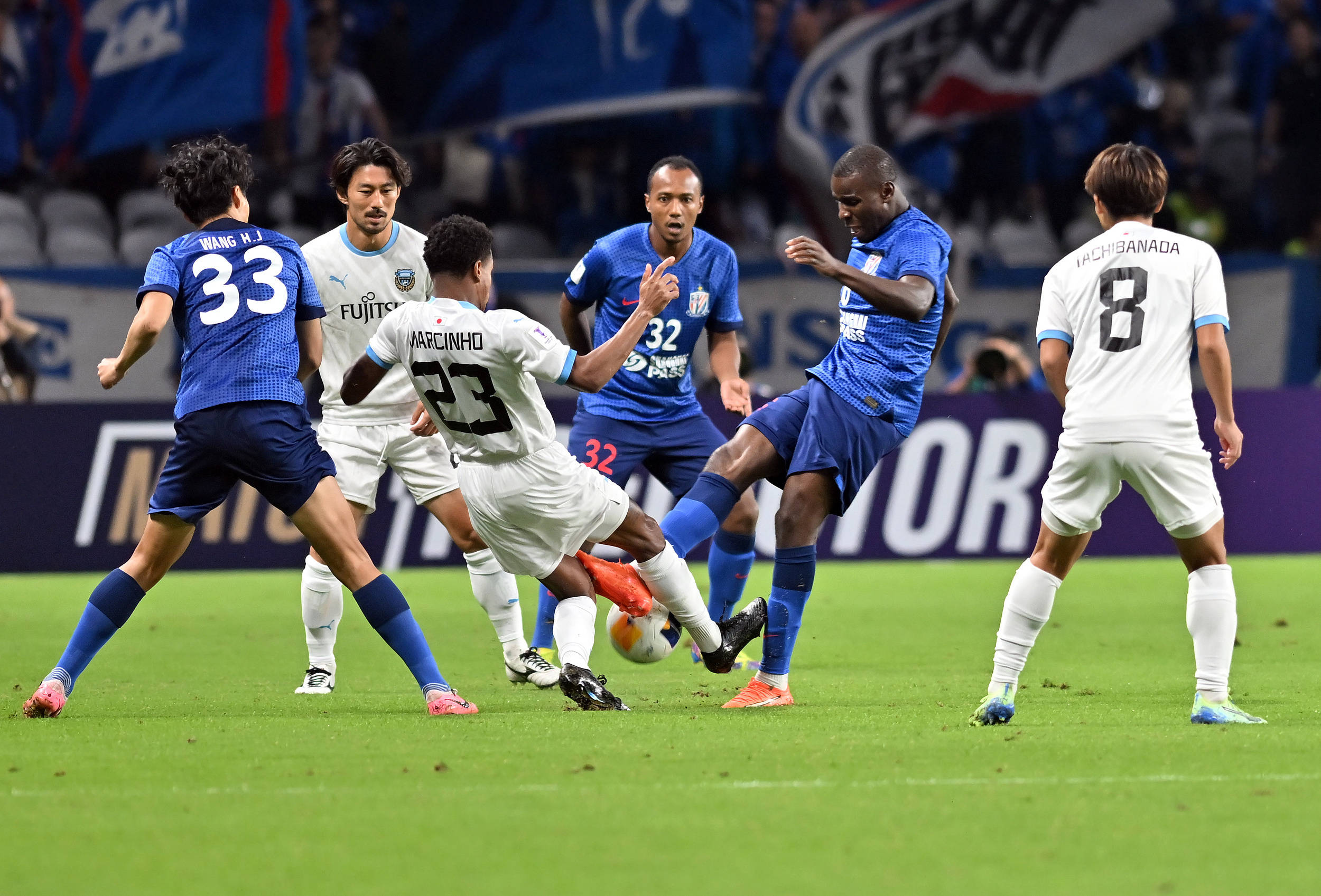 足球比赛节奏明快，观众热情高涨的简单介绍