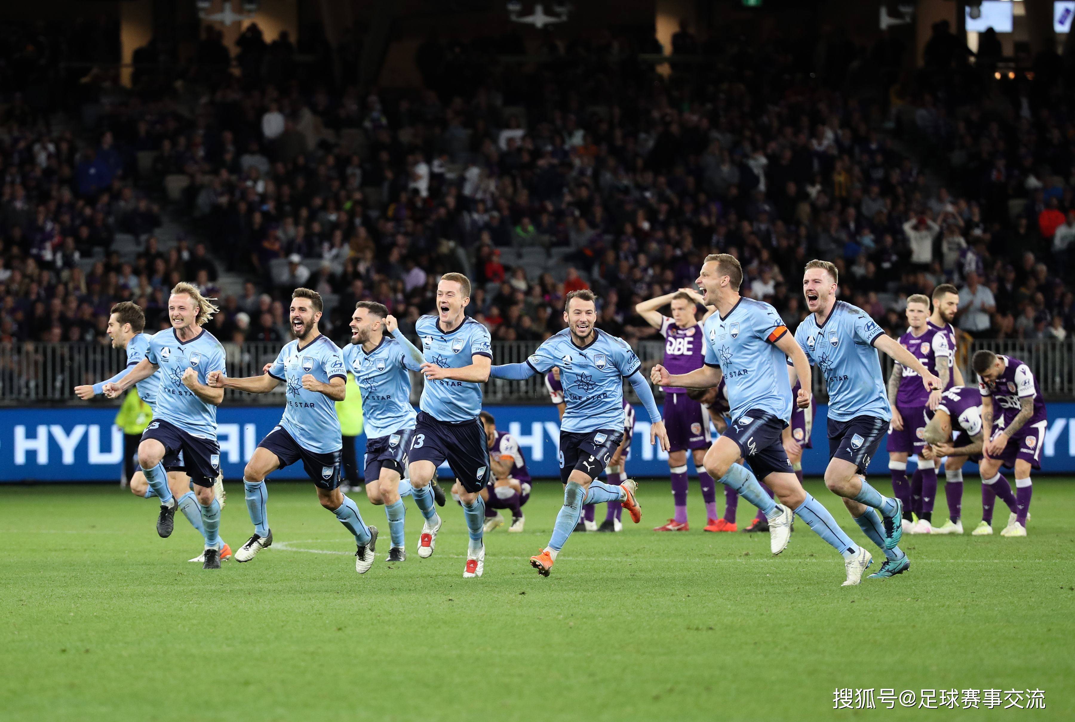 足球比赛节奏明快，观众热情高涨的简单介绍