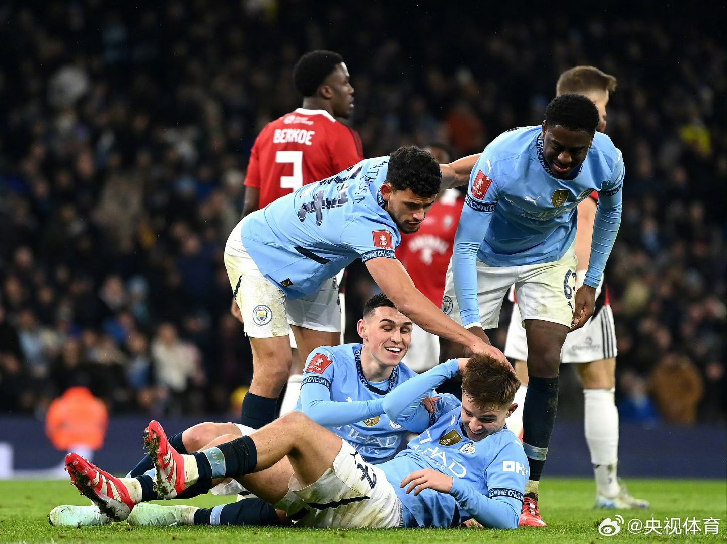 曼城主场击败巴黎,取得关键胜利 曼城主场击败巴黎,取得关键胜利