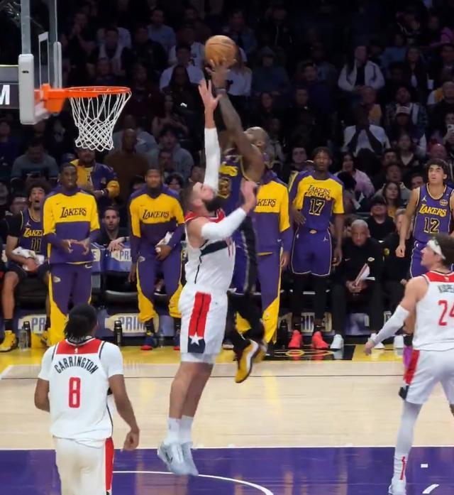 湖人客场输球,詹姆斯空破三双 湖人客场输球,詹姆斯空破三双