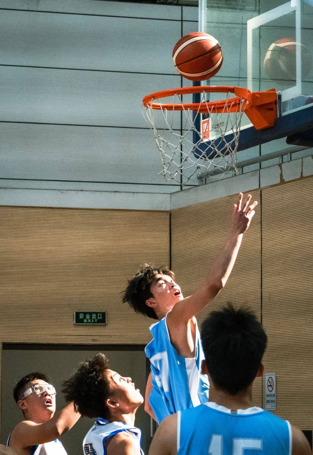 篮球运动中球员们展现出了训练的成果 篮球运动中球员们展现出了训练的成果