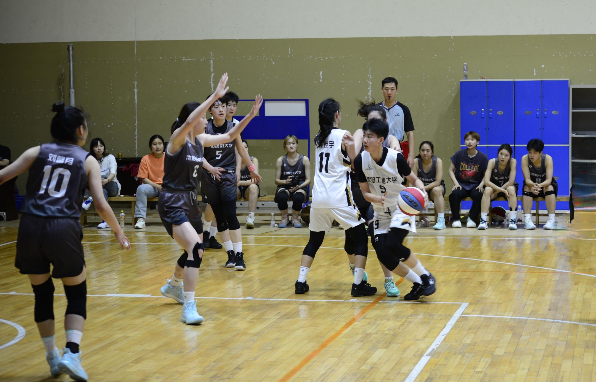 篮球运动中球员们展现出了训练的成果 篮球运动中球员们展现出了训练的成果