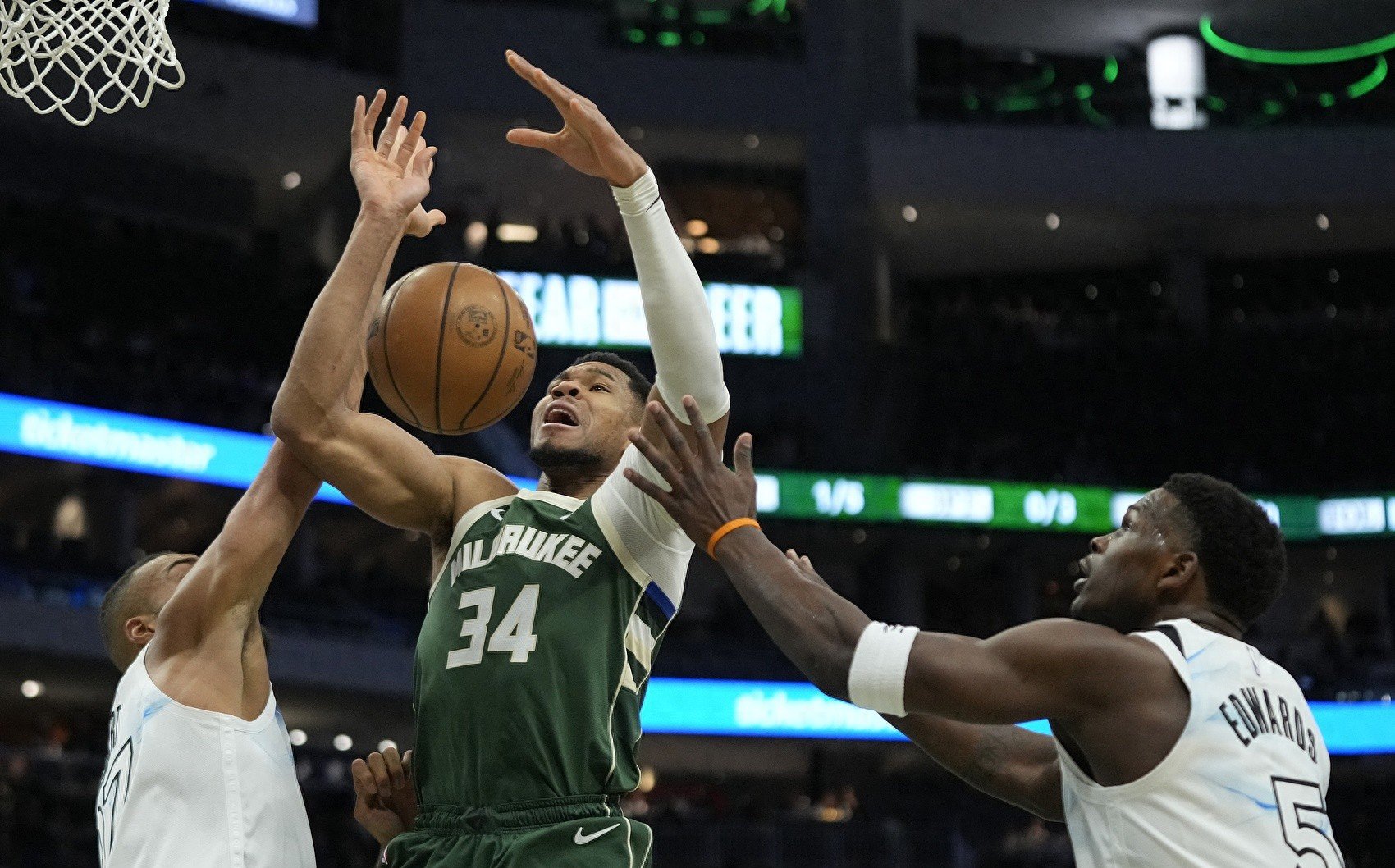 猛龙客场击败雄鹿,灰熊战胜爵士 猛龙客场击败雄鹿,灰熊战胜爵士