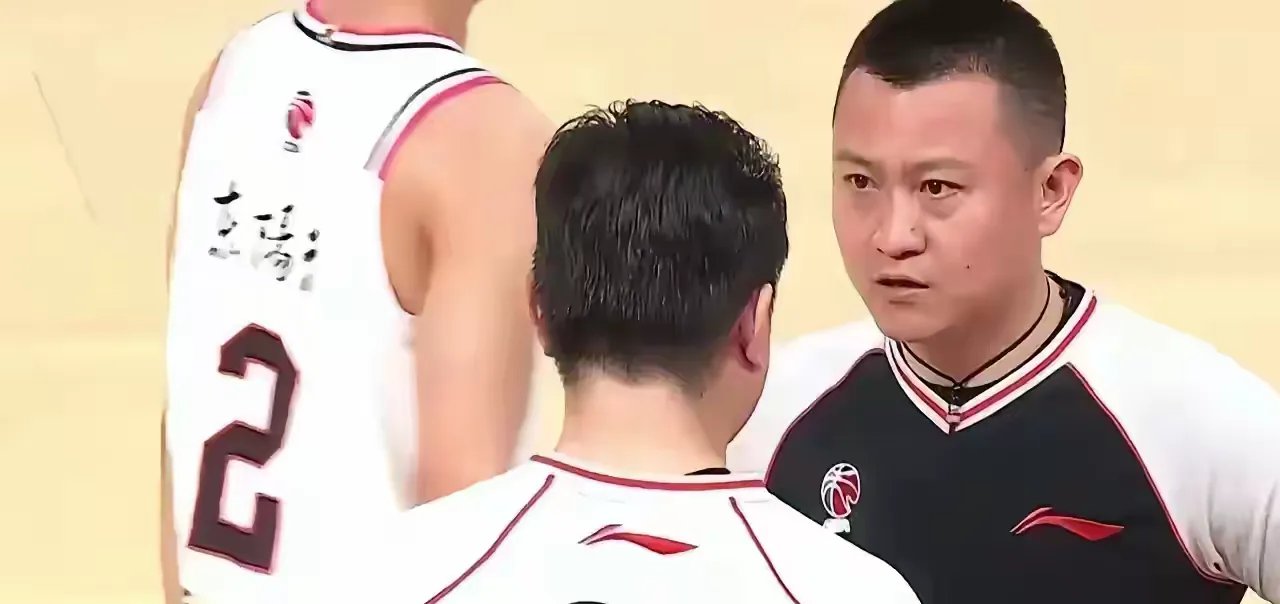 湖北队队员争议裁判判罚,球队连赢宣告终结 湖北队队员争议裁判判罚,球队连赢宣告终结