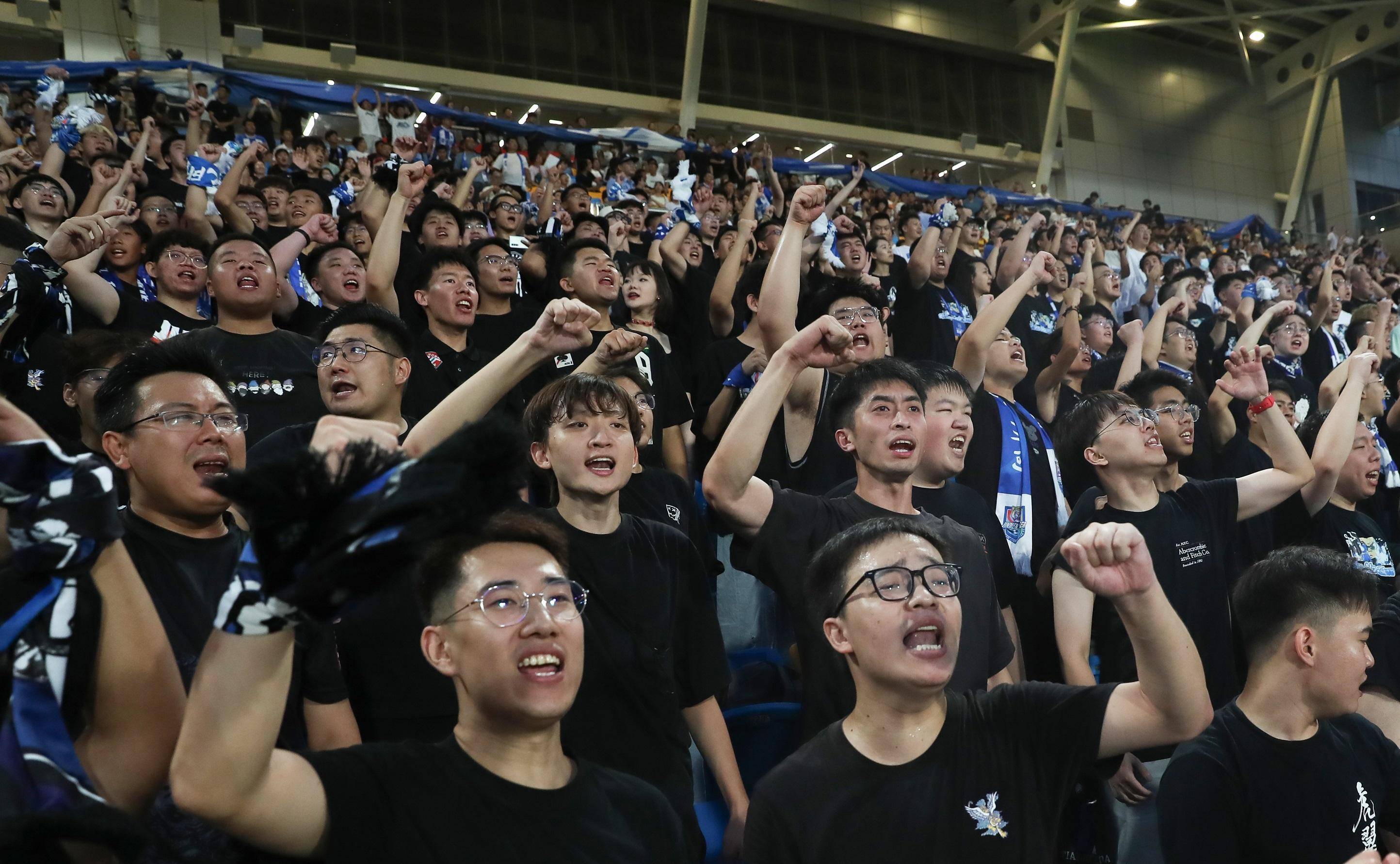 赛场上的激烈对抗，球迷欢呼声不断