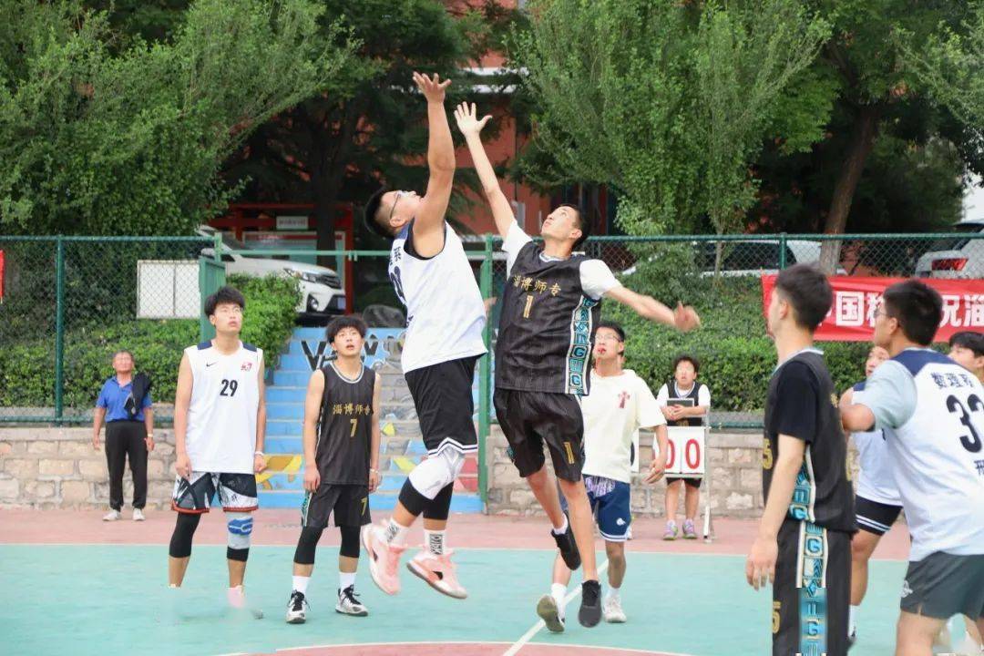 热闹非凡!球场上下充满激情呐喊声 热闹非凡!球场上下充满激情呐喊声