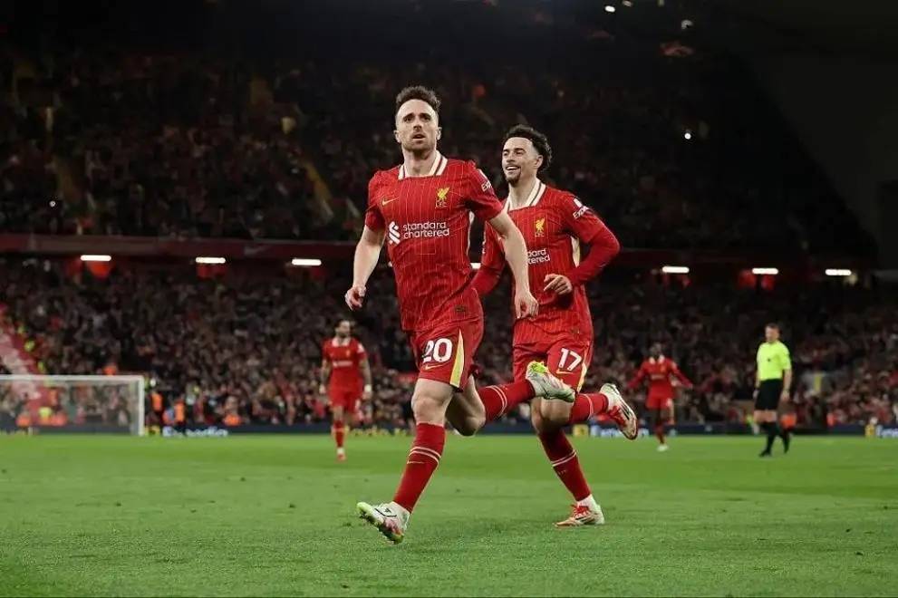 利物浦边后卫传出妙传,成为进攻突破点 利物浦边后卫传出妙传,成为进攻突破点