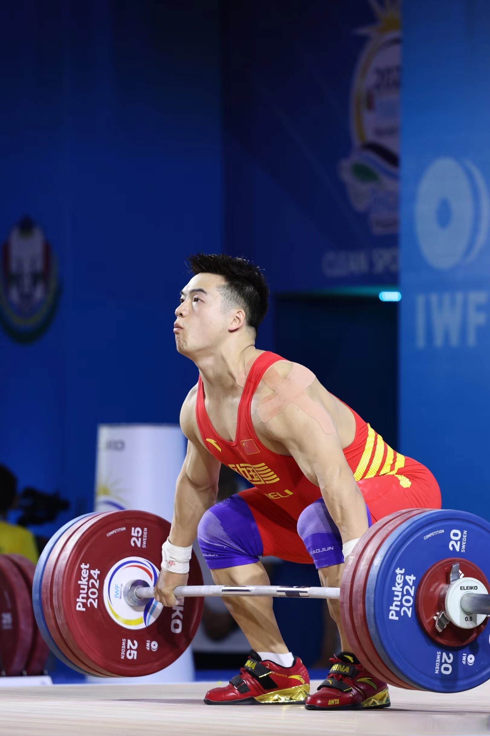 阿联酋举重队突破极限斩获银牌的简单介绍 阿联酋举重队突破极限斩获银牌的简单介绍