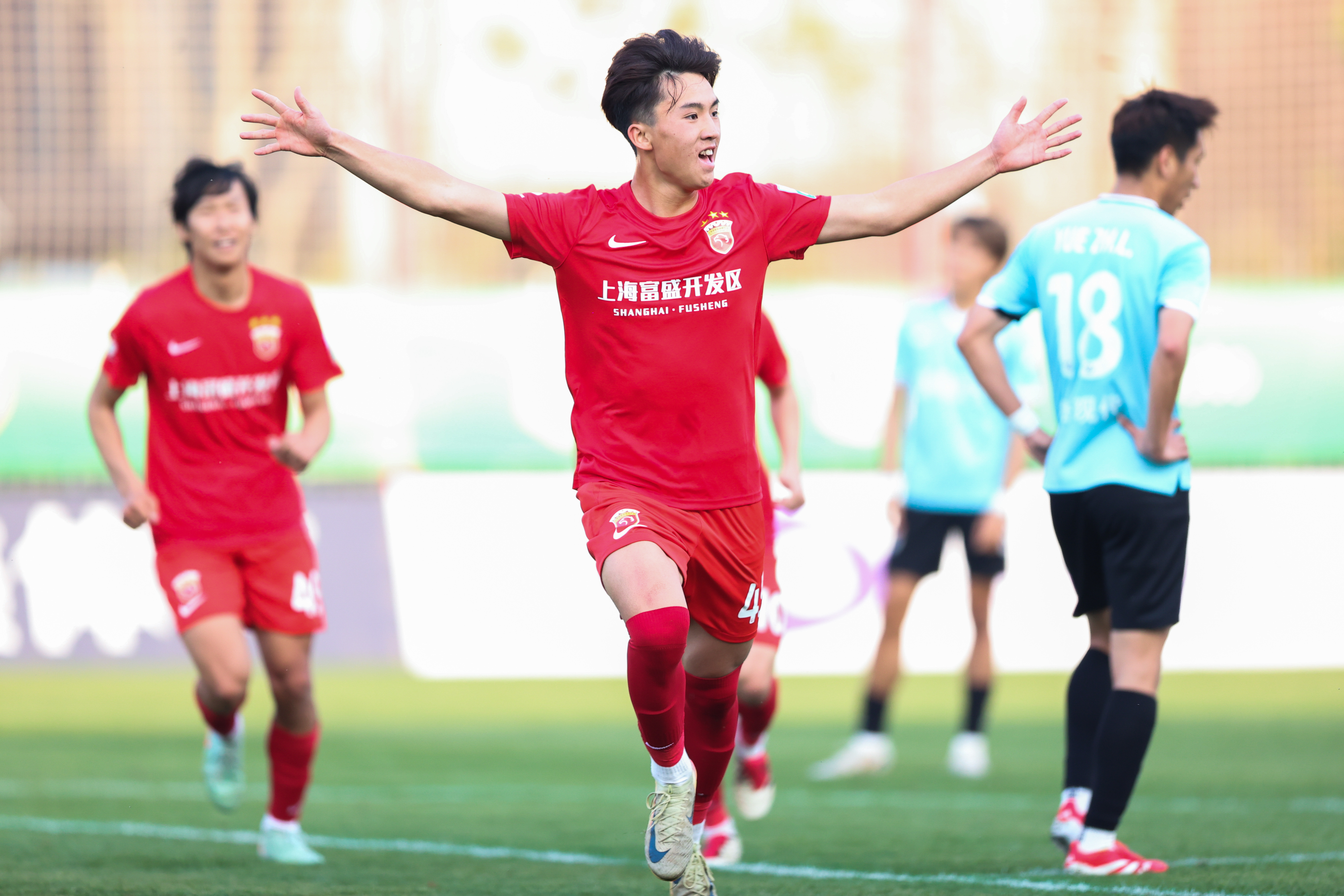 上海上港中锋梅开二度,助球队主场获胜的简单介绍 上海上港中锋梅开二度,助球队主场获胜的简单介绍